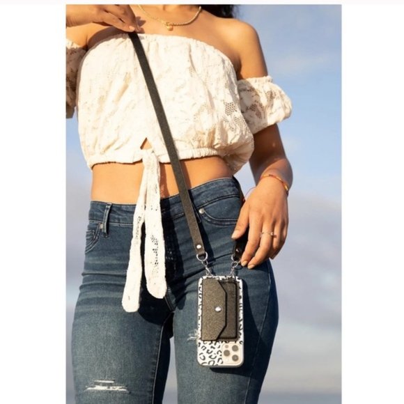 NEW Ellie gold phone pocket crossbody with removable strap - Picture 5 of 5